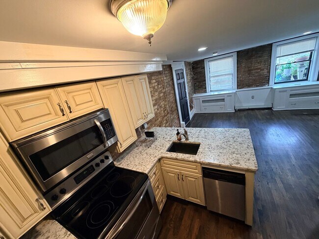 108 Chestnut St in Albany, NY - Building Photo - Building Photo