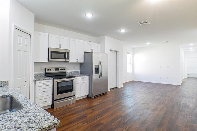 3309 Armstrong Ct in Ft. Myers, FL - Foto de edificio - Building Photo