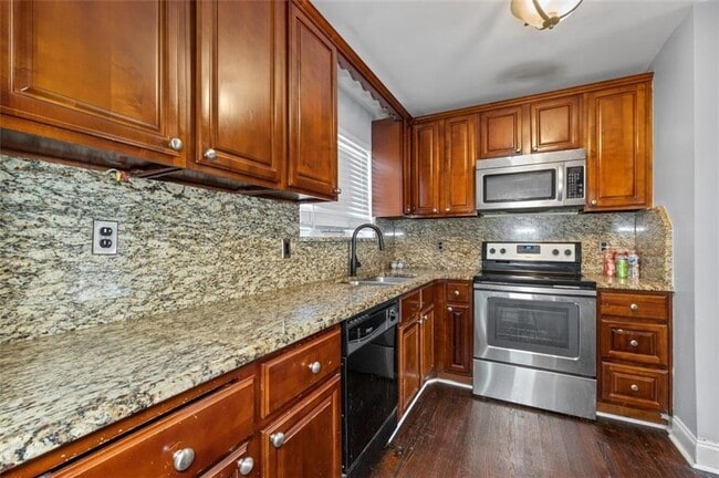 5667 Kingsport Dr in Atlanta, GA - Building Photo - Building Photo