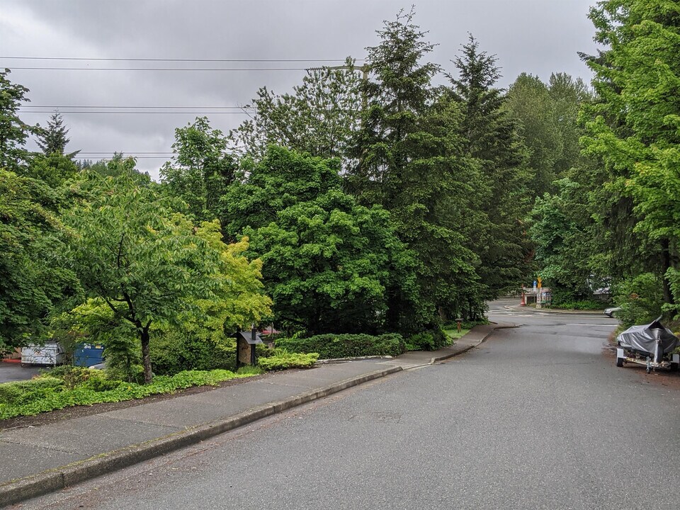260 SW Clark St-Unit -B in Issaquah, WA - Building Photo