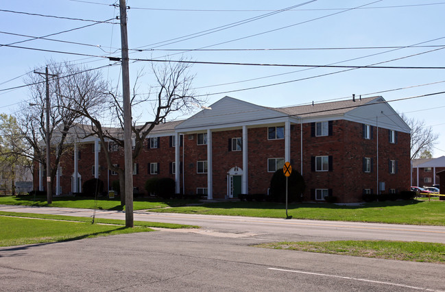 Village Green Apartments in Bowling Green, OH - Building Photo - Building Photo