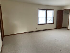 201 W Pierre Ln, Unit 201 in Port Washington, WI - Building Photo - Building Photo
