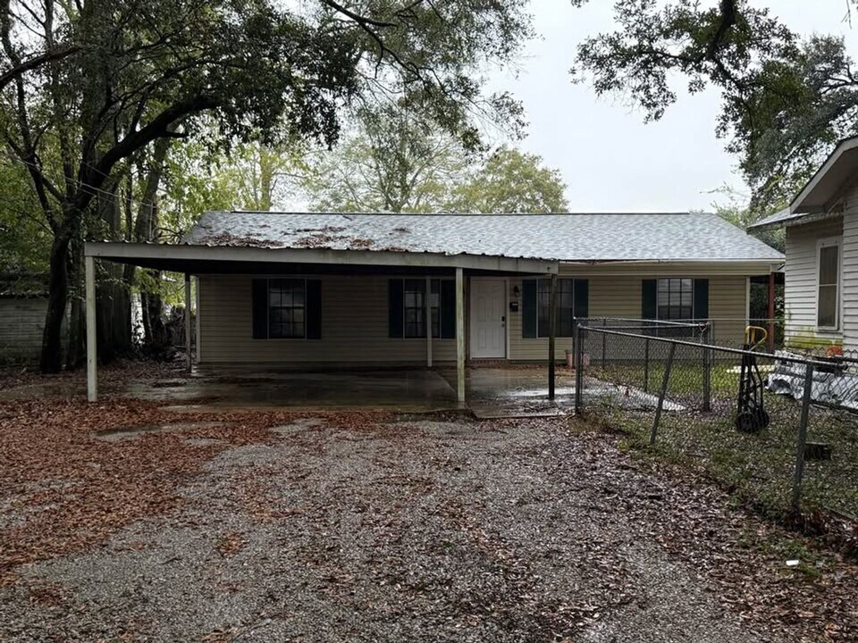 311 E Jeff Davis Ave in Rayne, LA - Building Photo