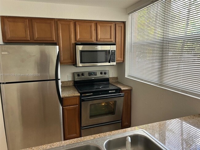 953 SW 10th St in Miami, FL - Foto de edificio - Building Photo