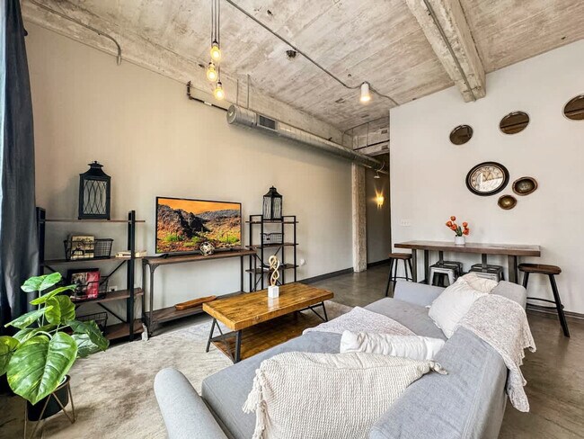555 Evergreen St in Dallas, TX - Building Photo - Building Photo