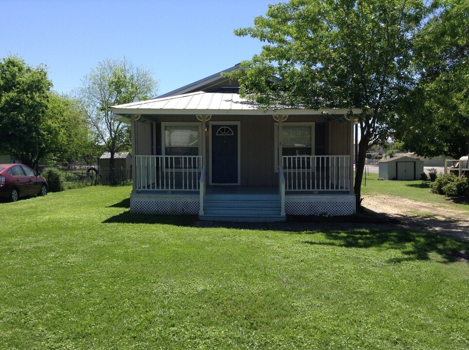 215 W Schulz St in Marion, TX - Building Photo