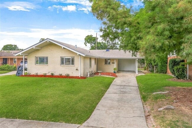 property at 2411 Somerset Dr