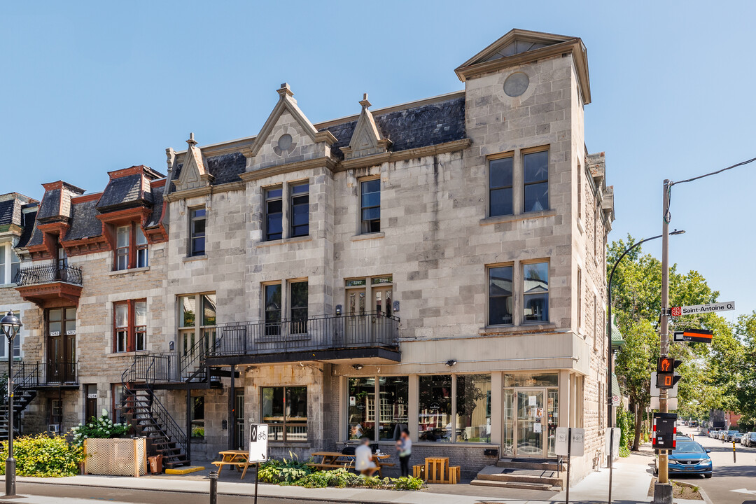 3290 Saint-Antoine Rue O in Montréal, QC - Building Photo