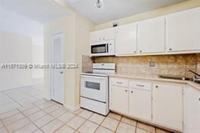 124 NE 19th Ct, Unit 114B in Wilton Manors, FL - Building Photo - Building Photo