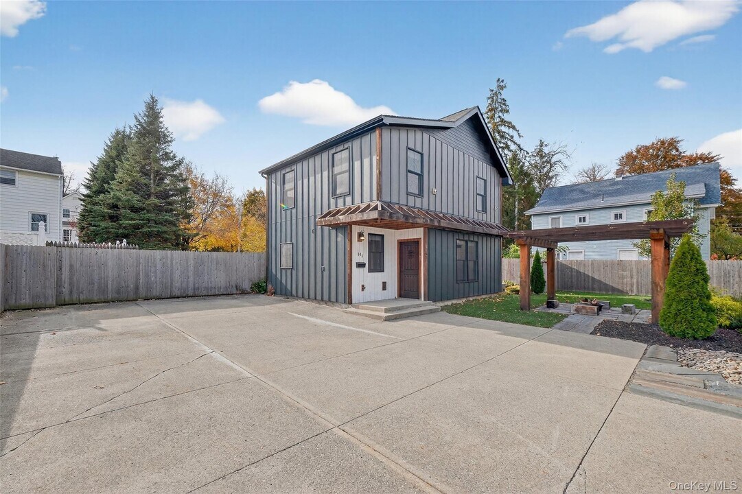 52 Ackerman St in Beacon, NY - Building Photo