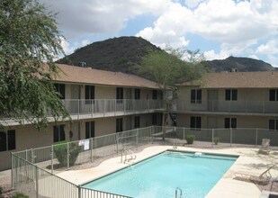 Windrose Villas Apartments in Phoenix, AZ - Building Photo - Building Photo