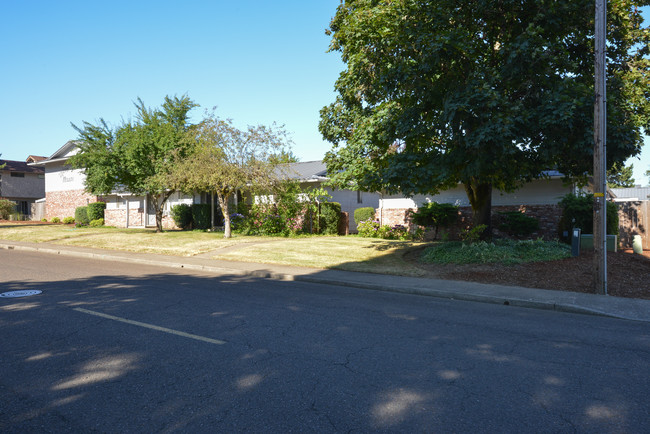 Uglow Manor in Dallas, OR - Foto de edificio - Building Photo