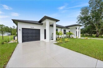 1025 Meadow Rd in Lehigh Acres, FL - Foto de edificio - Building Photo