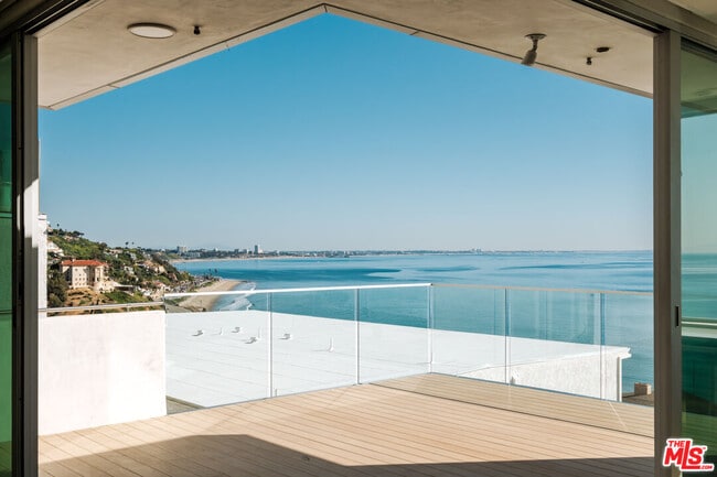 18225 Coastline Dr in Malibu, CA - Building Photo - Building Photo