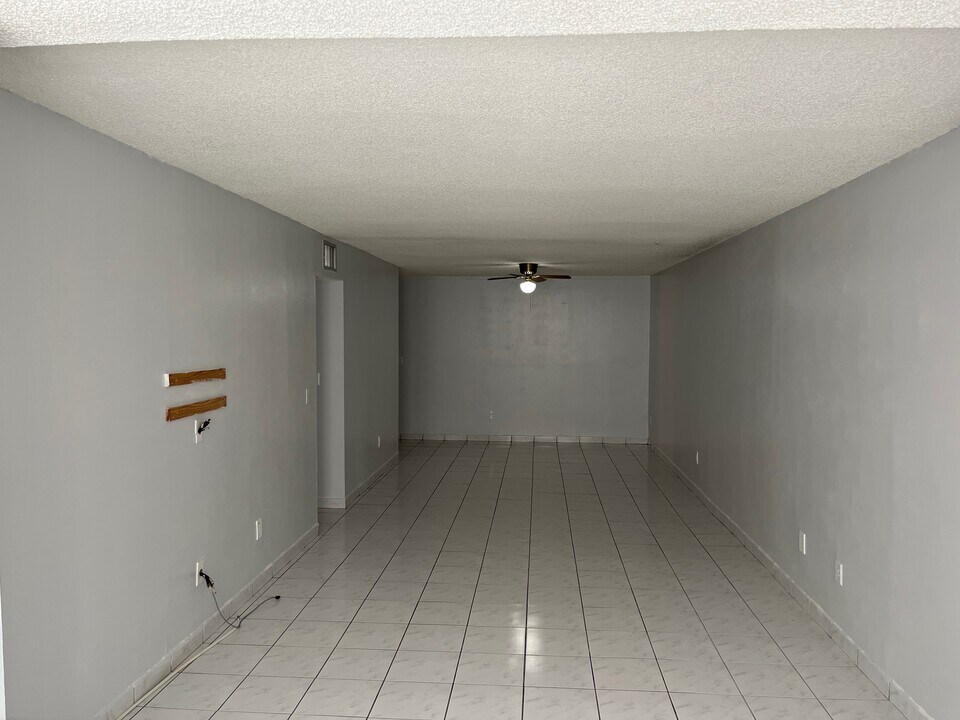 7355 W 4th Ave, Unit 213 in Hialeah, FL - Foto de edificio