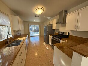 1203 Caricia Dr in Davis, CA - Foto de edificio - Building Photo