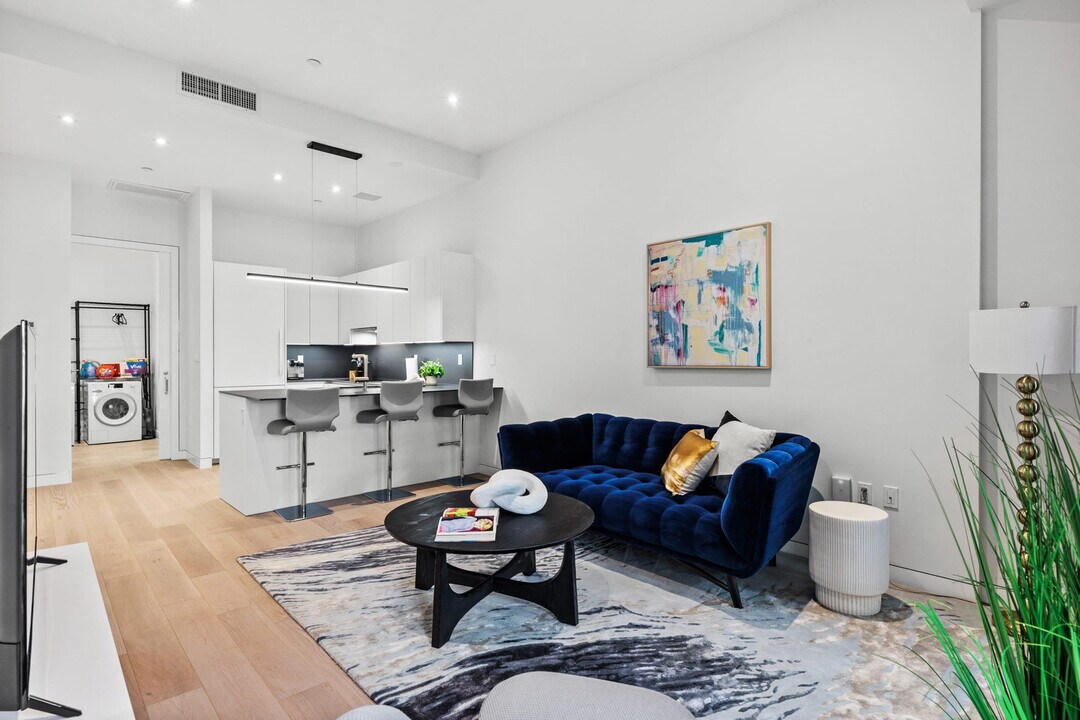 324 W 108th St in New York, NY - Building Photo