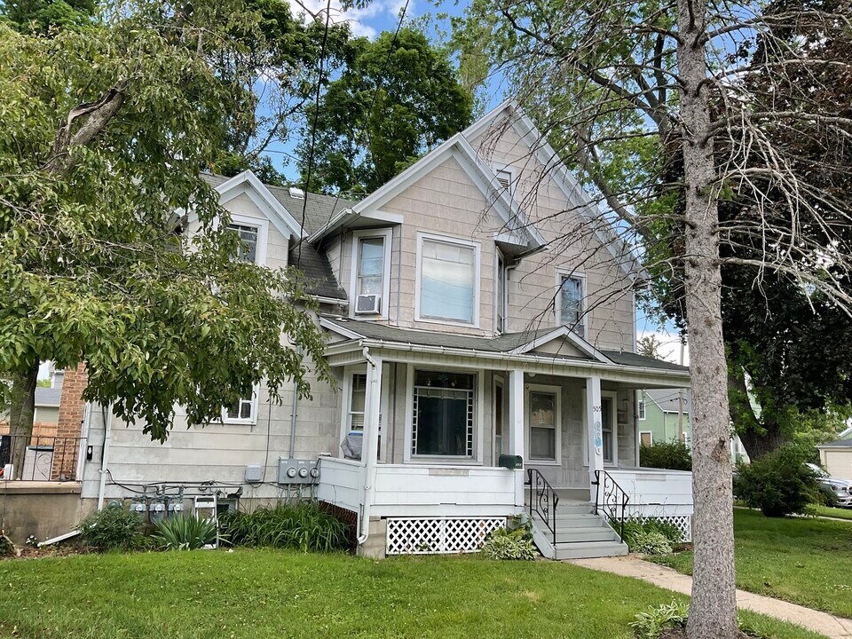 105 N Jefferson St in Batavia, IL - Building Photo