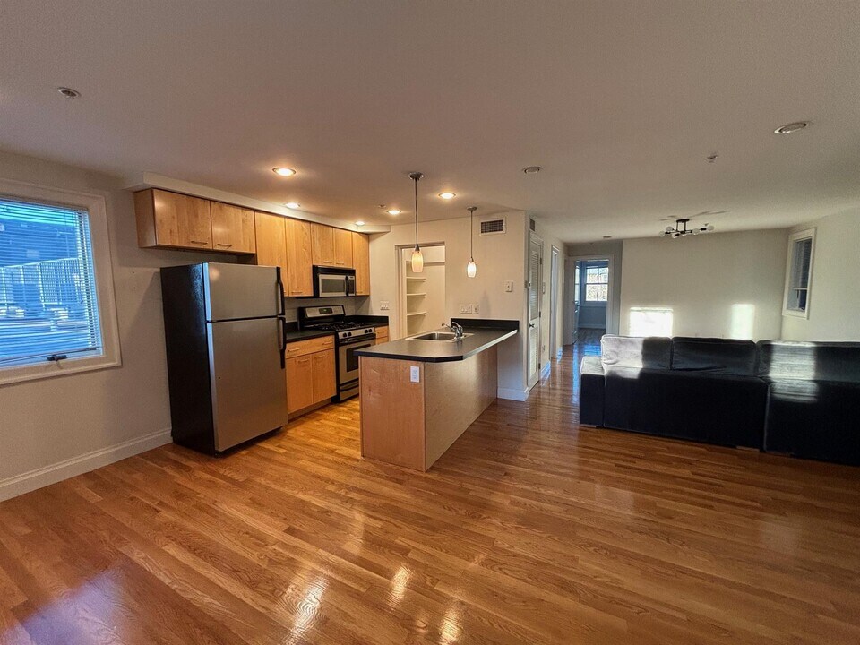 1110 Massachusetts Ave in Cambridge, MA - Building Photo