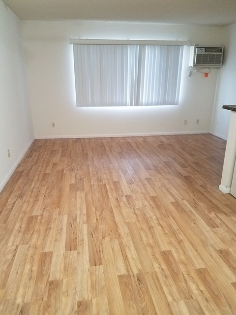 10042 Commerce Ave