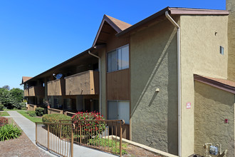 Towne & Country Apartments in Fallbrook, CA - Foto de edificio - Building Photo