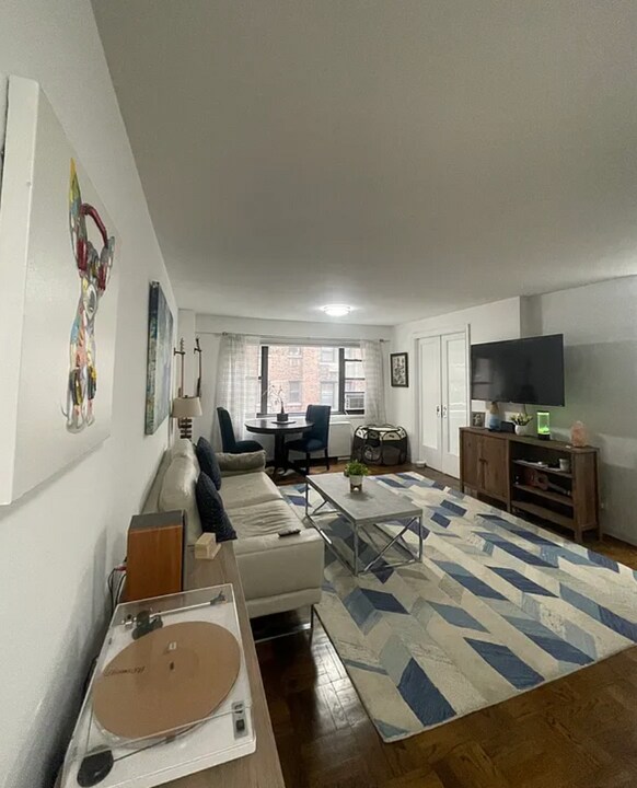 309 E 56th St in New York, NY - Building Photo