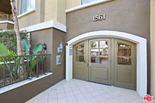 1561 S Barrington Ave in Los Angeles, CA - Building Photo
