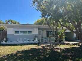 1631 San Charles Dr in Dunedin, FL - Building Photo