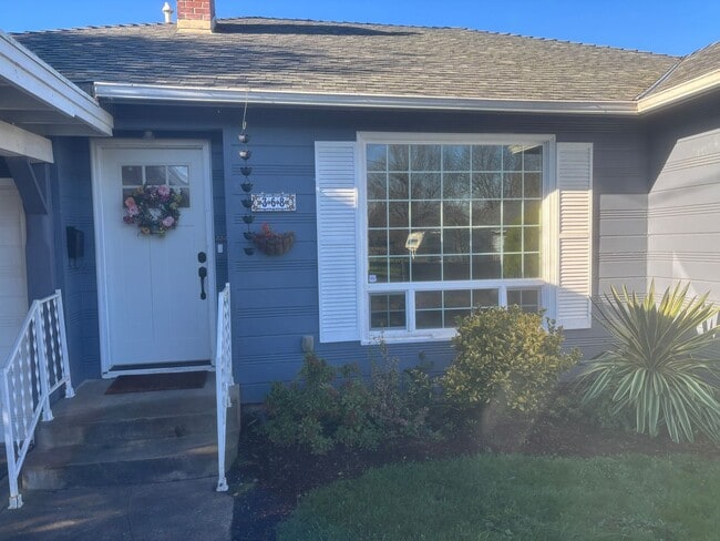 368 S 6th St in Independence, OR - Building Photo - Building Photo