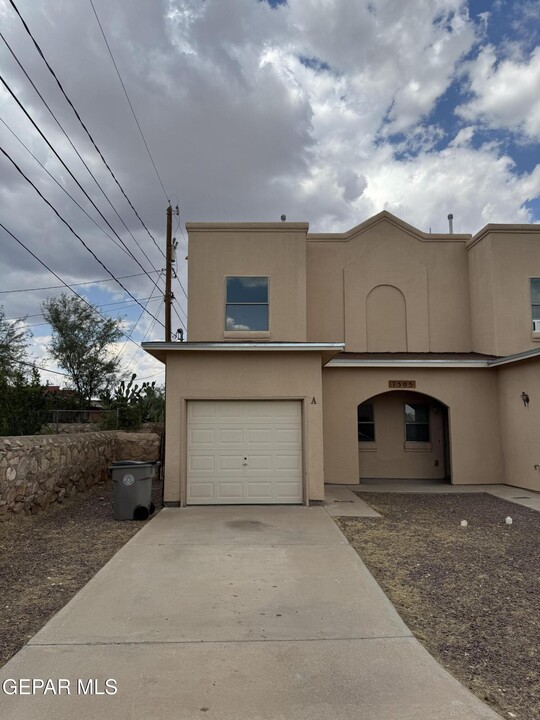 7505 Golden Knight in El Paso, TX - Building Photo