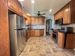1203 S Pine St in Grapevine, TX - Foto de edificio - Building Photo