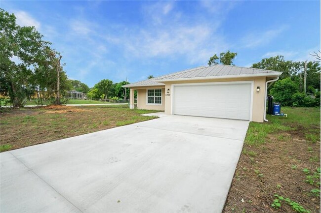 5707 Shannon Dr in Fort Pierce, FL - Foto de edificio - Building Photo