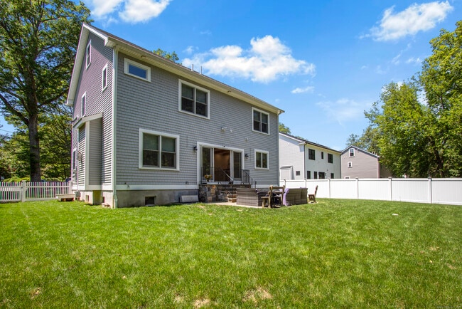 200 Harvester Rd in Fairfield, CT - Building Photo - Building Photo