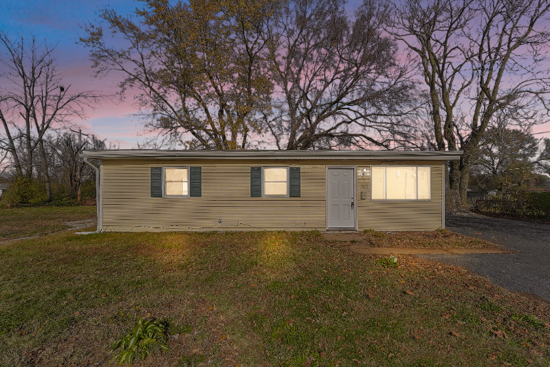 305 E 5th St in Cahokia Heights, IL - Foto de edificio