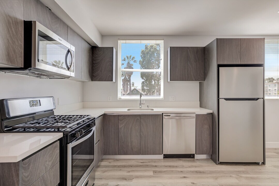 5068 Romaine St in Los Angeles, CA - Foto de edificio