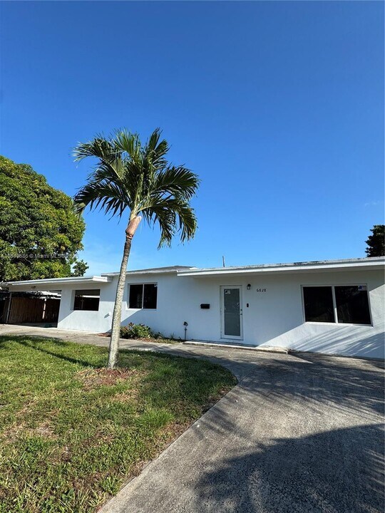 6828 SW 5th St in Pembroke Pines, FL - Building Photo