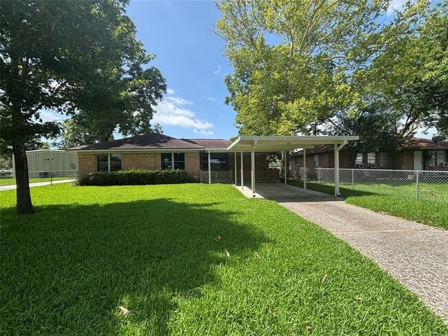 211 Long Dr in Baytown, TX - Building Photo - Building Photo