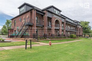 1115 N Leverett Ave in Fayetteville, AR - Building Photo