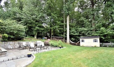 25 Shelter Rock Rd in Trumbull, CT - Foto de edificio - Building Photo