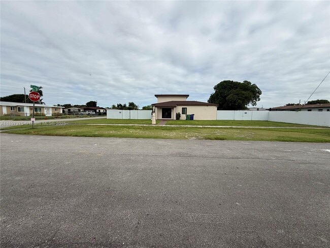 10865 Gibson Dr in Miami, FL - Building Photo - Building Photo
