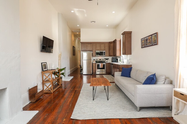 2413 1st St, Unit 2413
