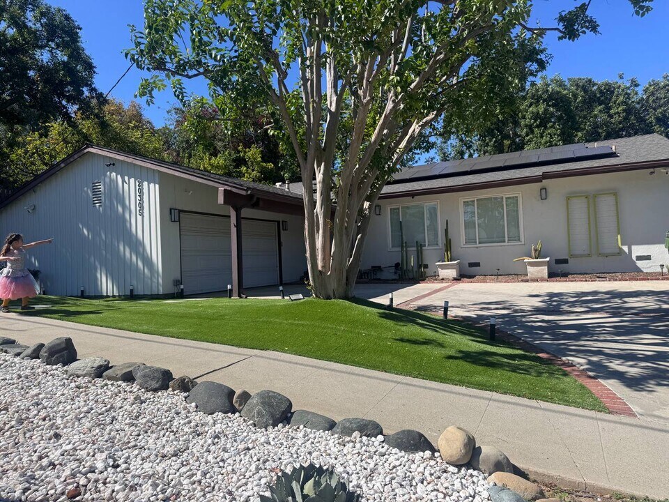 20305 Aetna St in Woodland Hills, CA - Building Photo