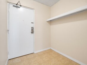 Sun Crest Tower Apartments in Windsor, ON - Building Photo - Building Photo