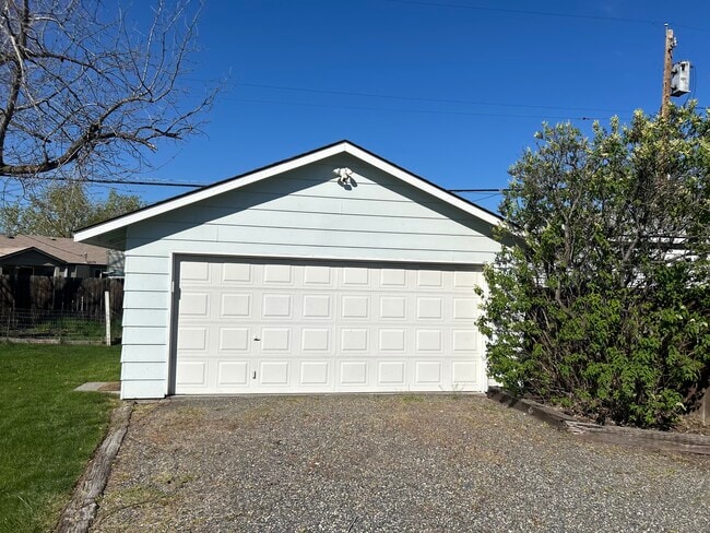 617 Thayer Dr in Richland, WA - Foto de edificio - Building Photo