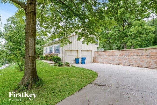 12512 Silver Ln in Sugar Creek, MO - Building Photo - Building Photo