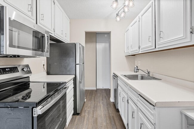 802 Old Settlers Trl, Unit 8 in Hopkins, MN - Building Photo - Building Photo