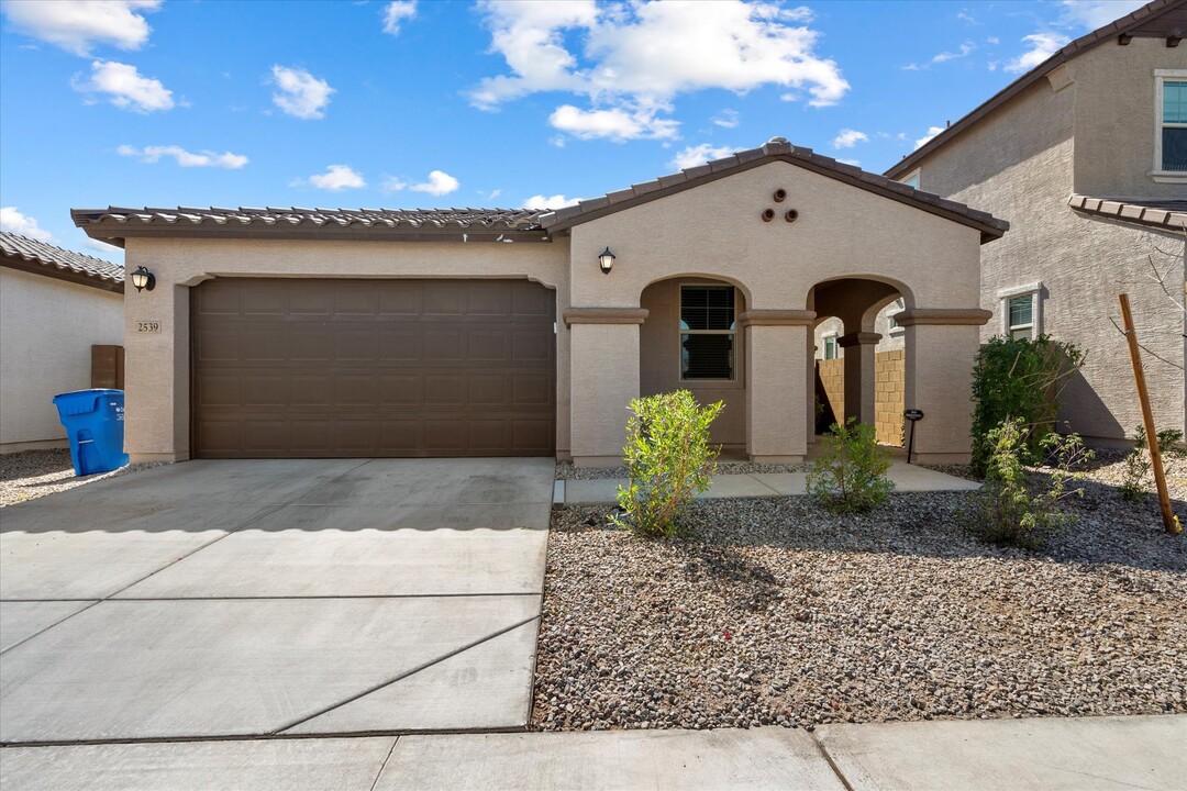 2539 W Hidalgo Ave in Phoenix, AZ - Foto de edificio