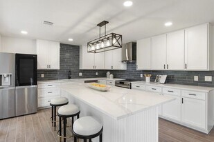 123 E Brandon in San Antonio, TX - Building Photo