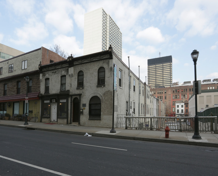 The Village Apartments in Philadelphia, PA - Foto de edificio