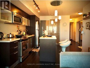 386 Yonge St in Toronto, ON - Building Photo - Building Photo